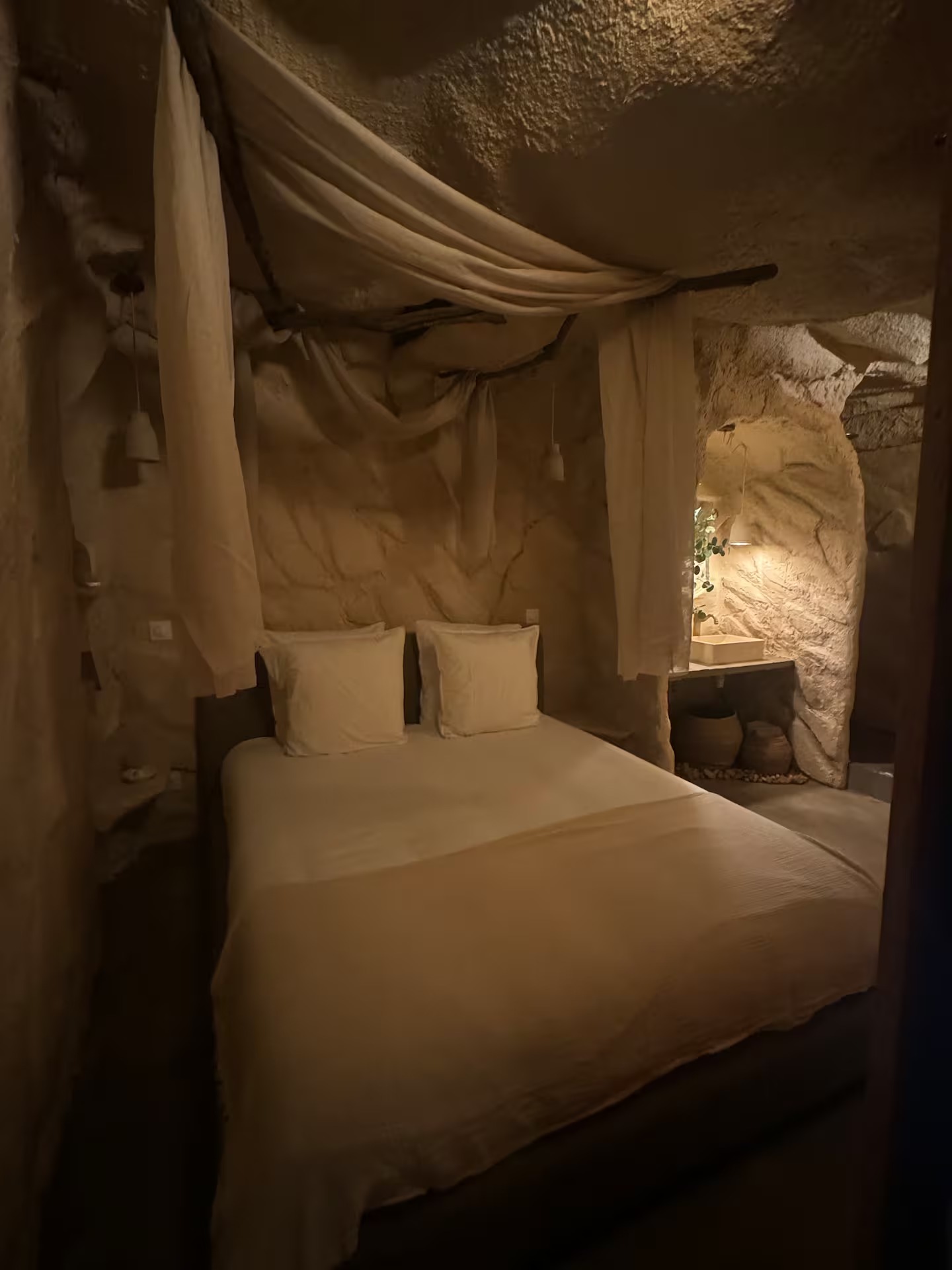 Chambre 1 en grand angle avec sa salle d'eau attenante taillée dans la roche